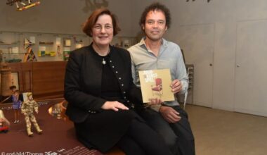 Eine Frau und ein Mann halten ein Buch