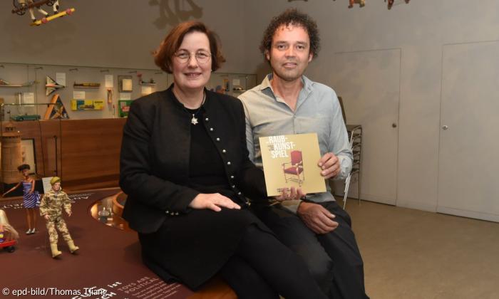 Eine Frau und ein Mann halten ein Buch