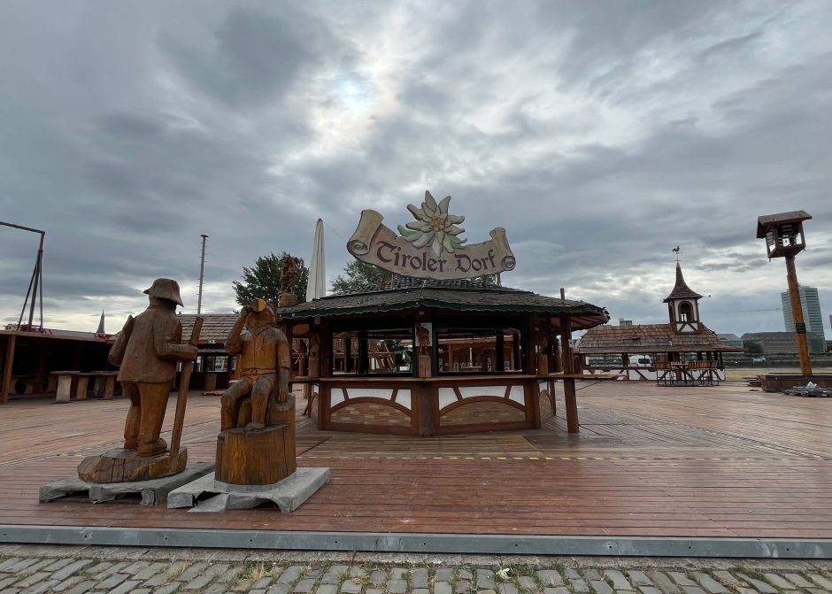 Bildergalerie: Fotos vom Aufbau der Rheinkirmes 2025