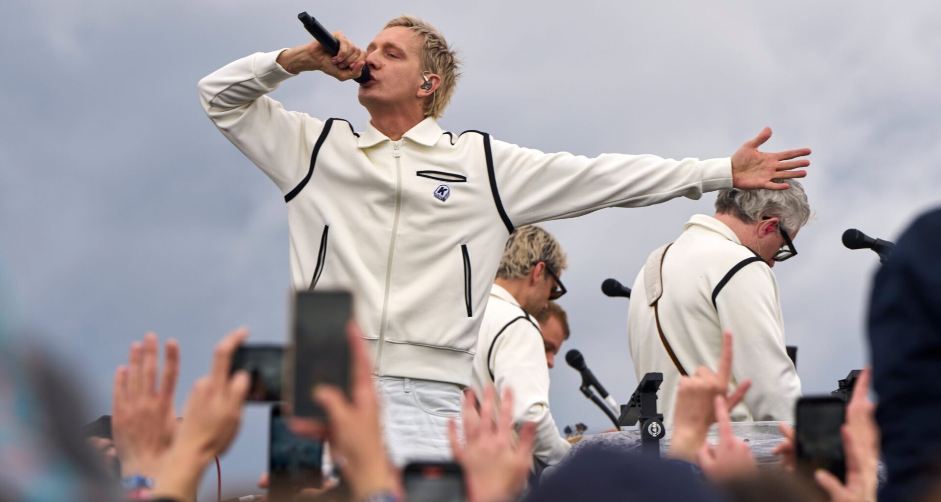 Kraftklub auf der Bühne