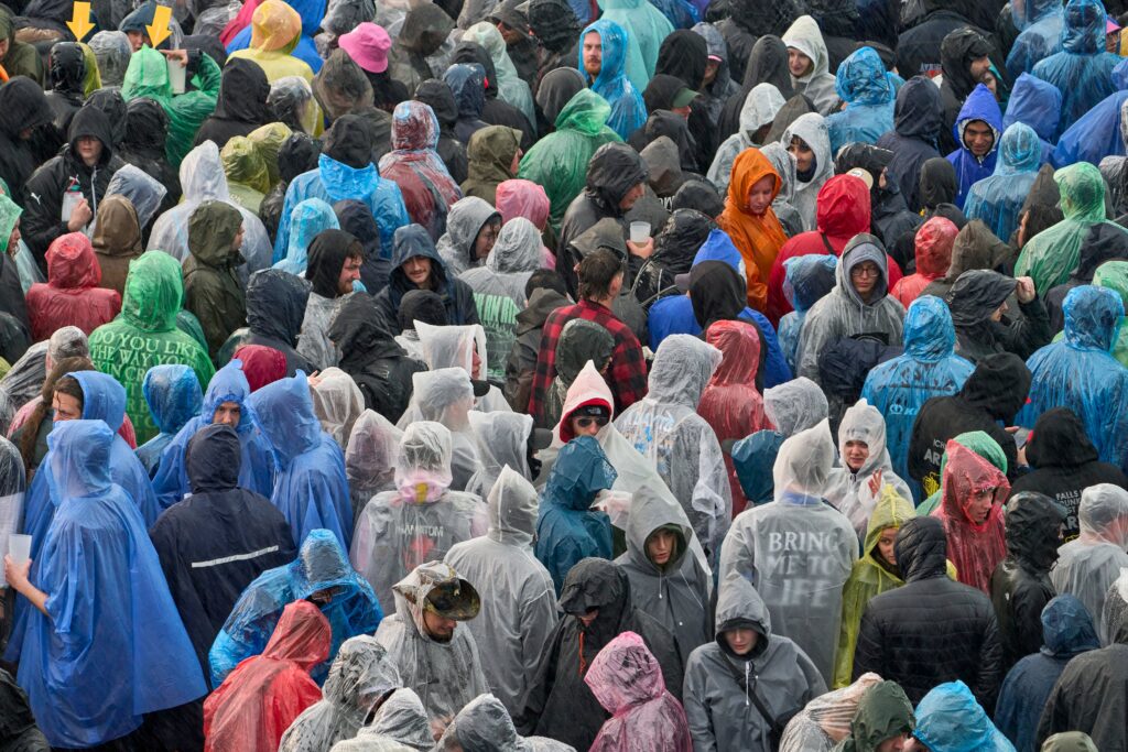 Menschen in Regencapes