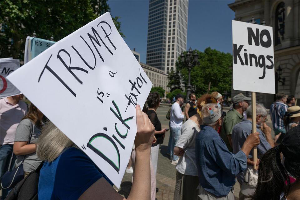 Rund 200 Menschen haben in Frankfurt gegen die Trump-Regierung demonstriert. Boris Roessler/dpa