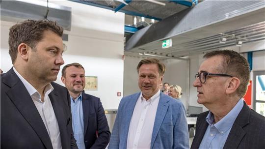 SPD-Chef Lars Klingbeil will sich für Industriearbeitsplätze in Stahlwerken einsetzen. 