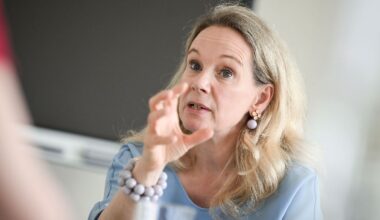 Berlin & Brandenburg: Senatorin Wedl-Wilson gegen "Demokratieklausel" für Kultur