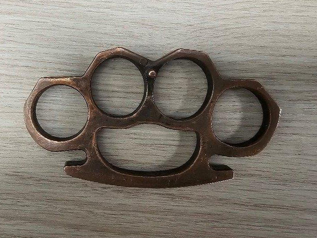 Kölner hat Schlagring im Handgepäck