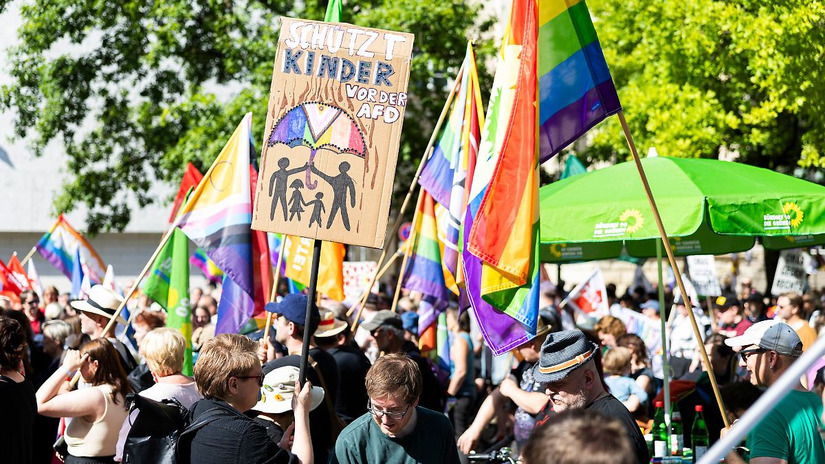 Niedersachsen & Bremen: Proteste begleiten AfD-Kinderschutzkongress im Landtag