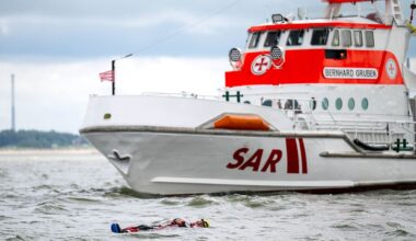 Niedersachsen & Bremen: Seenotretter bergen Seglerpaar von brennender Jacht