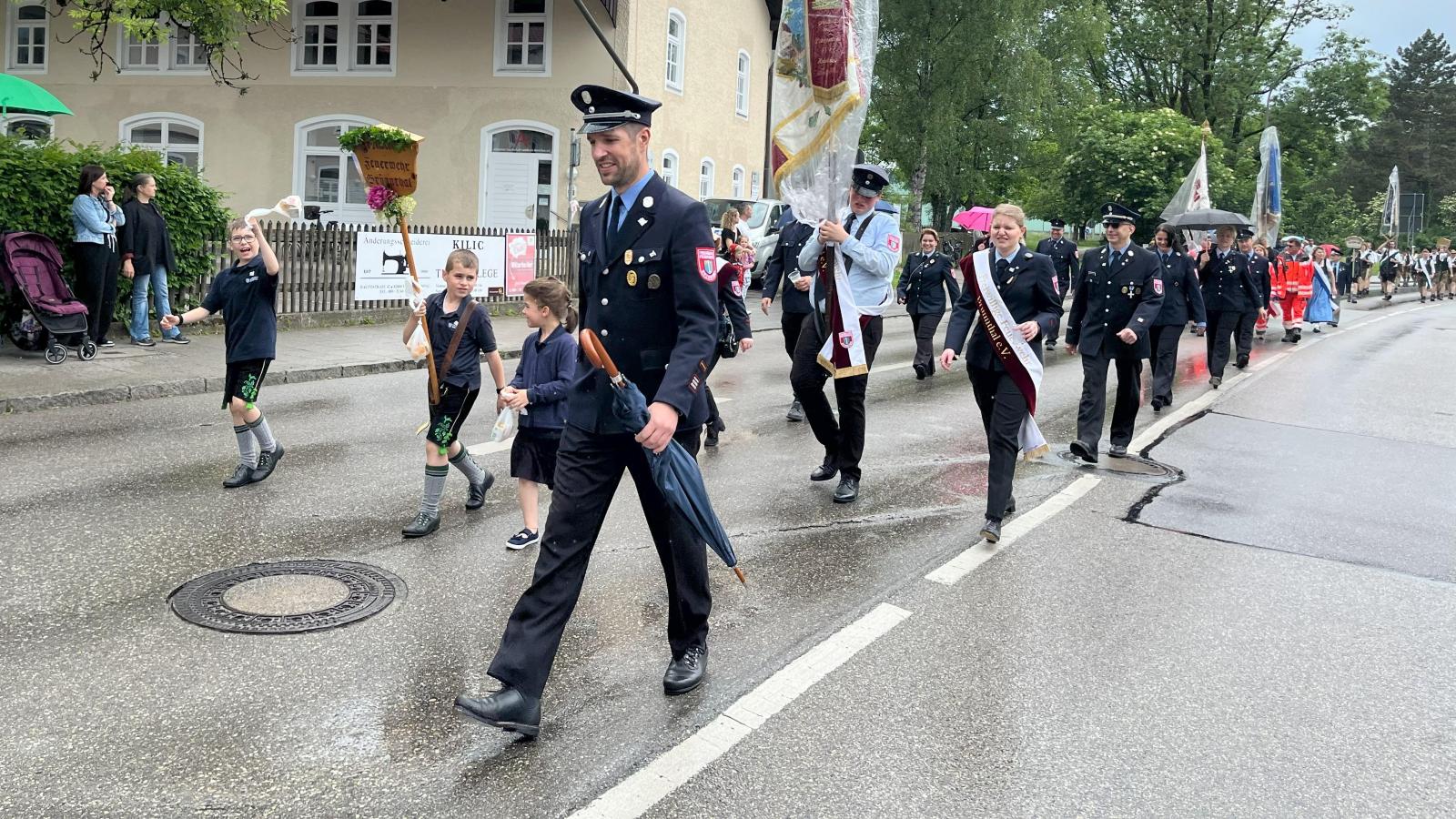 Großartiger Umzug der Feuerwehren | Wochenanzeiger