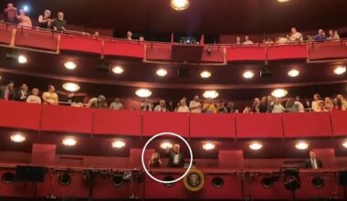 Laute Buhrufe und "USA!"-Jubel: Trump-Besuch löst Tumulte in berühmtem Theater aus