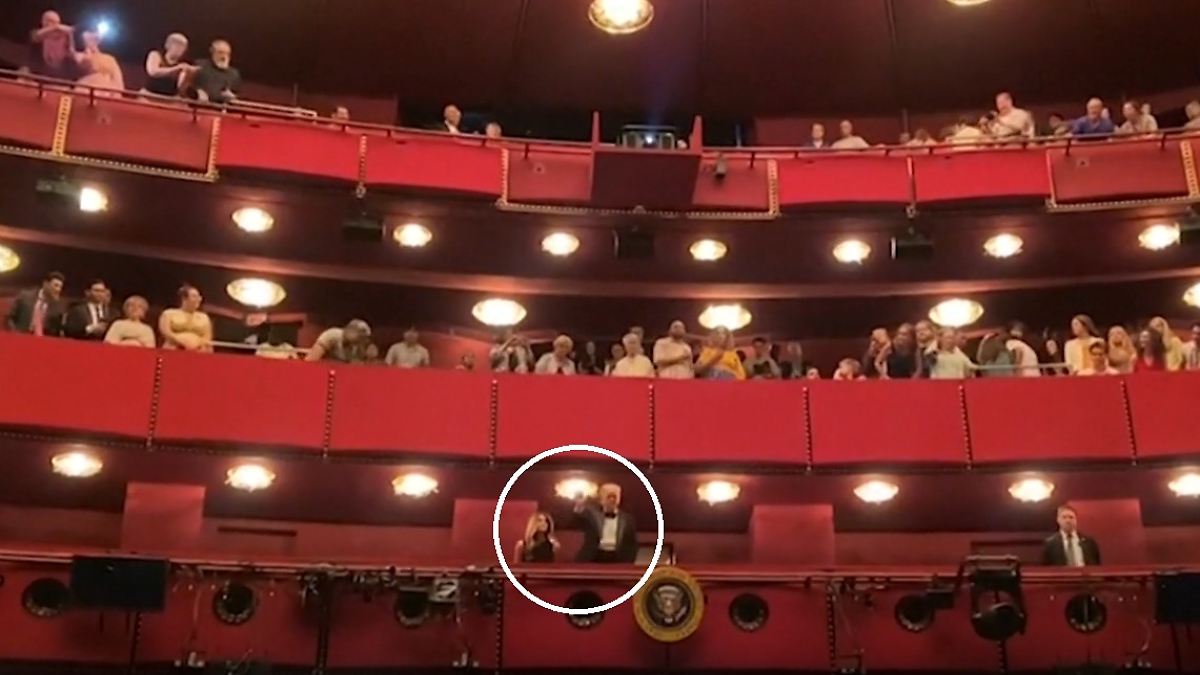 Laute Buhrufe und "USA!"-Jubel: Trump-Besuch löst Tumulte in berühmtem Theater aus
