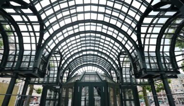 Hamburg & Schleswig-Holstein: Pavillons und Glasarkaden auf Hamburger Rathausmarkt saniert
