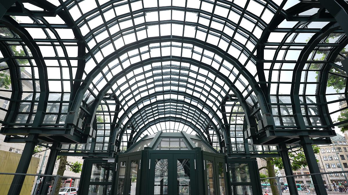 Hamburg & Schleswig-Holstein: Pavillons und Glasarkaden auf Hamburger Rathausmarkt saniert