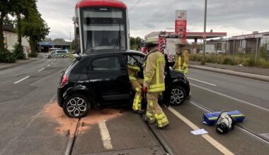 POL-DU: Beeck: Auto kollidiert mit Straßenbahn - Eine Verletzte