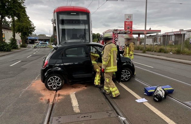 POL-DU: Beeck: Auto kollidiert mit Straßenbahn - Eine Verletzte