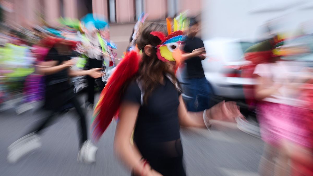 Berlin & Brandenburg: Umzug zum Karneval der Kulturen erstmals im Osten Berlins