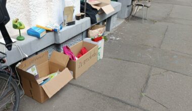 Verschenkekisten in Connewitz, an einer Hauswand stehend.