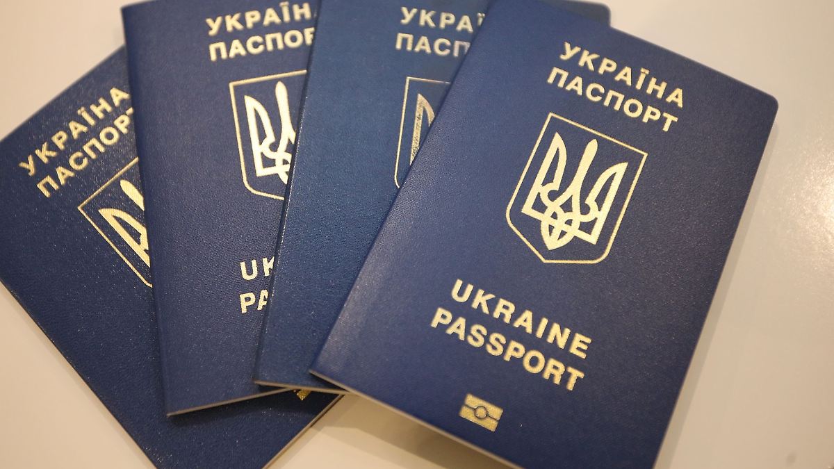 Immer weniger im Land: Ukraine erlaubt Doppel-Pass mit klarem Ziel