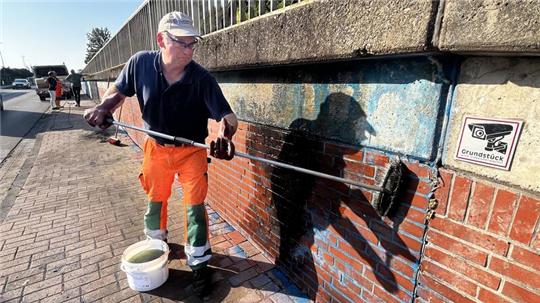 Vorbehandlung: Stefan Kröger trägt mit einem Schrubber das glibberige Entferner-Gel auf.