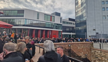 Menschen in der Innenstadt stehen Schlange.