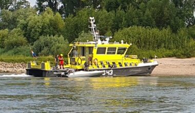 POL-DU: Duisburg/Emmerich-Hüthum: Sportboot kentert - Sieben Personen im Wasser