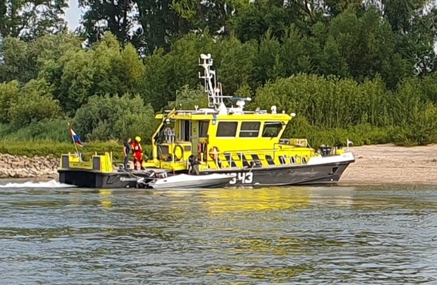 POL-DU: Duisburg/Emmerich-Hüthum: Sportboot kentert - Sieben Personen im Wasser