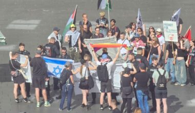 Demonstration auf dem Markt gegen Angriff auf den Iran – Bau der Atombombe verteidigt – Du bist Halle