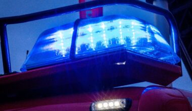 Mecklenburg-Vorpommern: Feuerwehr löscht brennende Halle mit Hunderten Strohballen