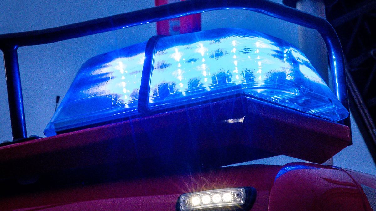 Mecklenburg-Vorpommern: Feuerwehr löscht brennende Halle mit Hunderten Strohballen