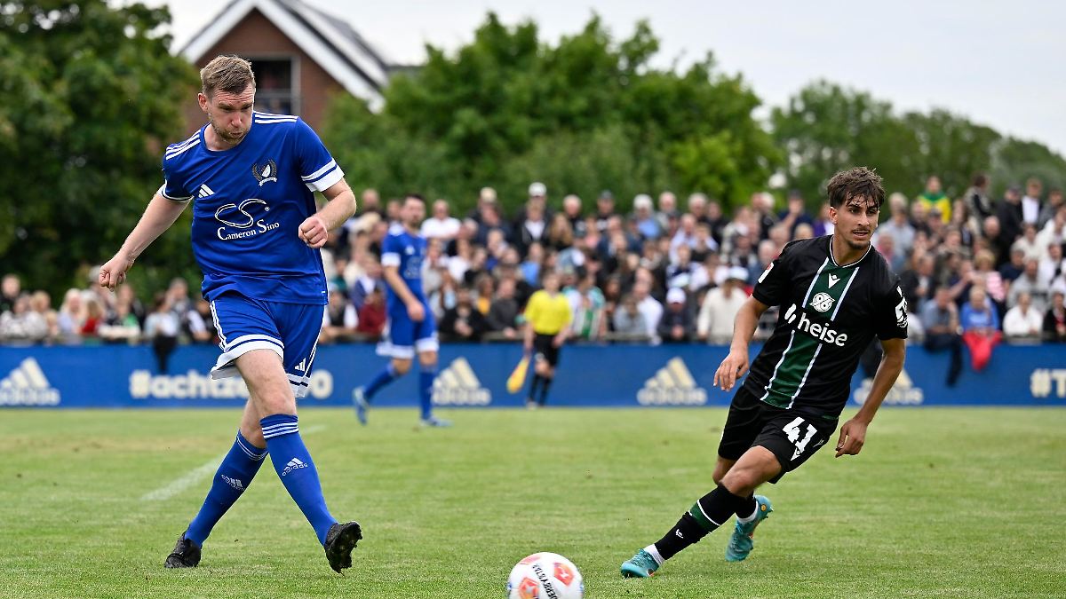 Niedersachsen & Bremen: 32 Minuten auf seinem "alten Acker": Mertesacker am Ball
