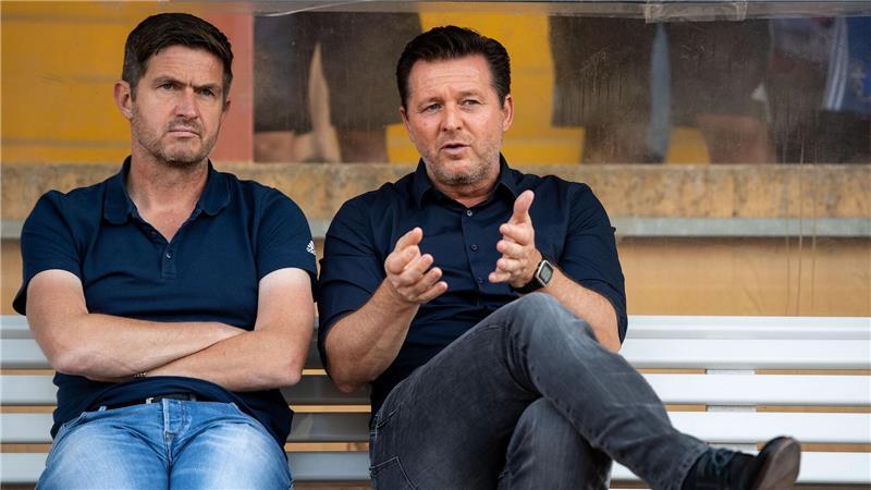 Wiedersehen: 96-Sportdirektor Ralf Becker (l) und Trainer Christian Titz.