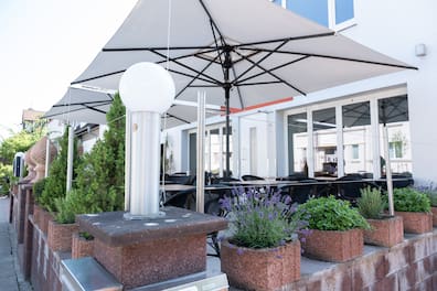 Genug Platz: Gäste können sich auch auf der Außenterrasse hinsetzen.