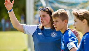 Paula Lehwald, Trainerin eines der beiden Freyburger Teams im Feld des 49. Knabenturniers, bei einer  Auswechslung. Sie ist in diesem  Jahr als „Junge Fußball-Heldin“ im Burgenlandkreis ausgezeichnet worden.