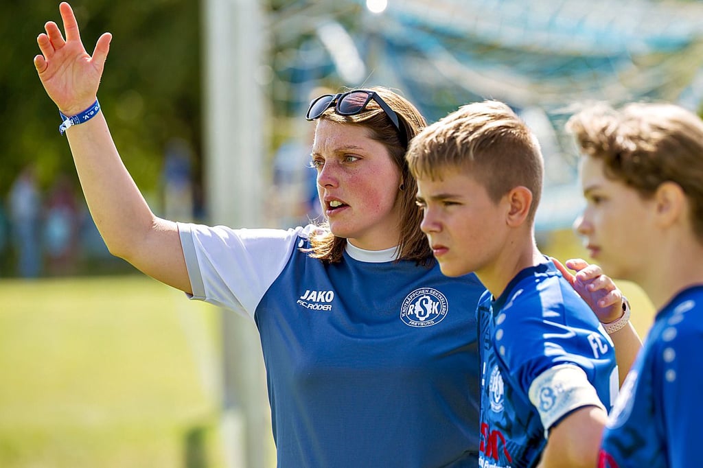 Paula Lehwald, Trainerin eines der beiden Freyburger Teams im Feld des 49. Knabenturniers, bei einer  Auswechslung. Sie ist in diesem  Jahr als „Junge Fußball-Heldin“ im Burgenlandkreis ausgezeichnet worden.