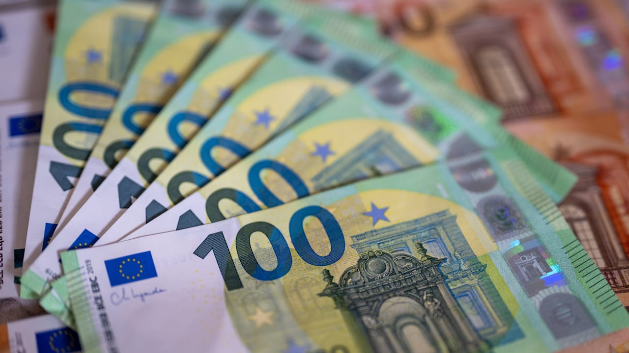 Immer mehr Bargeld im Umlauf, obwohl alle mit Karte zahlen | Leben & Wissen