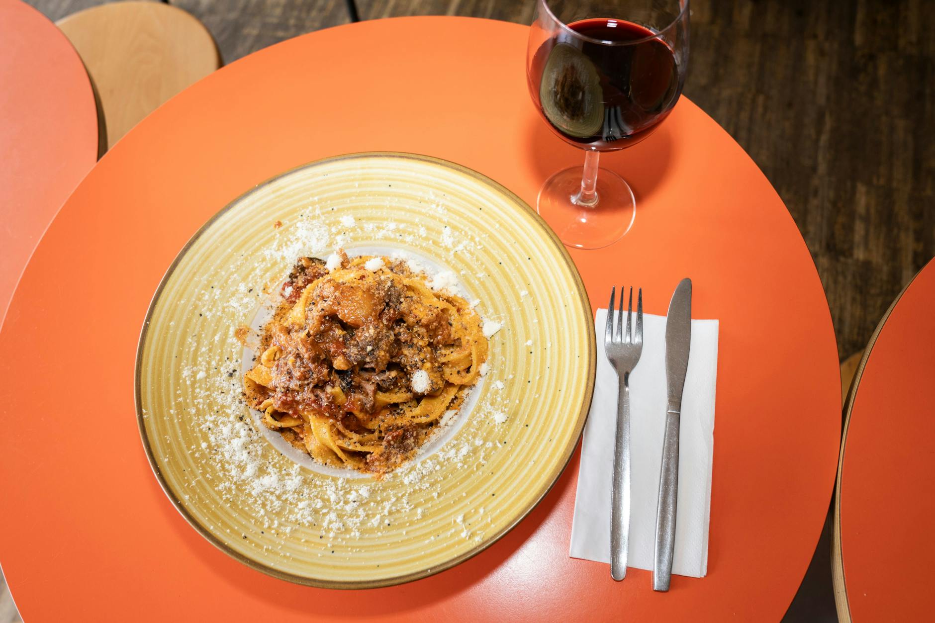 Tagliatelle mit Ochsenschwanz-Ragù und ein Glas Primitivo: So schmeckt das Paradies.