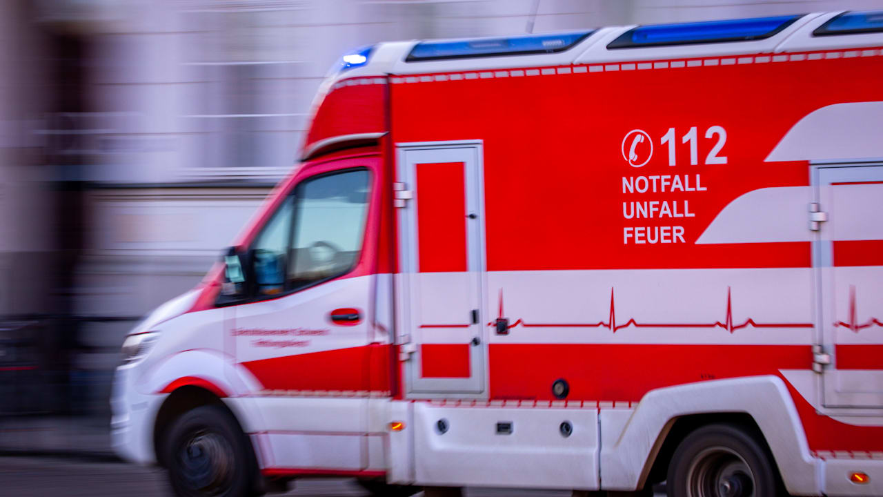 Hameln (Niedersachsen): Frau (94) fährt Passanten an – 8 Verletzte! | Regional