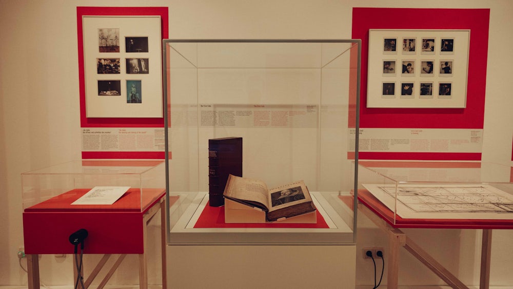 Ein großer Schatz unter Glas: Relativ zu Beginn der Ausstellung ist das Exemplar der First Folio zu sehen.