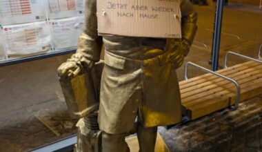 Goldene Figur taucht nach einem „Urlaub“ an einer Straßenbahnhaltestelle am Franckeplatz auf, Polizei nimmt den Barockkomponisten in Gewahrsam – Du bist Halle
