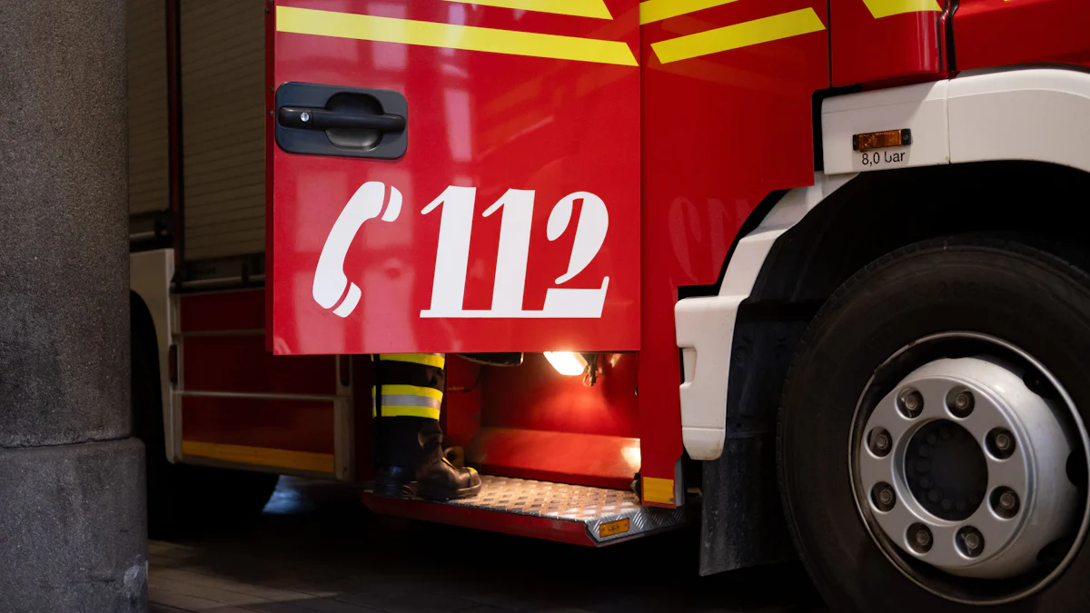 München: Feuerwehr befreit 12 Menschen aus steckengebliebenem Aufzug - München