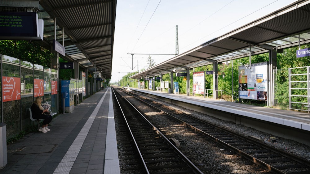 Hier fährt in den kommenden Wochen nichts. Zur Rushhour am Montagmorgen sind die Bahnsteige in Unterhaching nahezu leer.