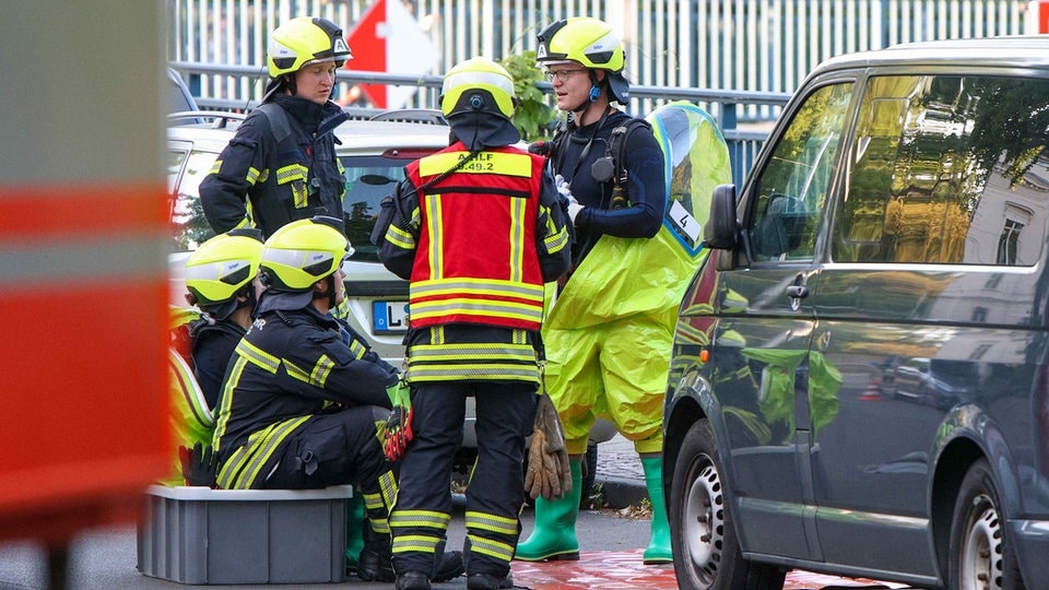 ABC-Alarm in Leipzig: Feuerwehr sichert rauchendes Objekt