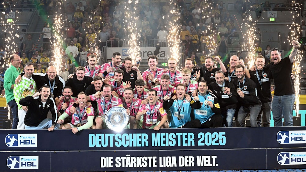 Bejubeln den Titel: Die Füchse Berlin.