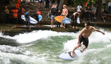 München: Surfer dürfen ab sofort wieder auf die Eisbachwelle - München