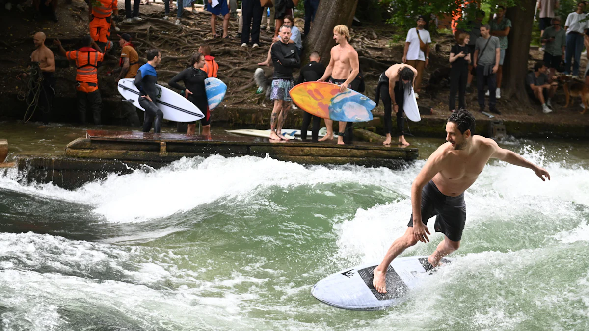 München: Surfer dürfen ab sofort wieder auf die Eisbachwelle - München