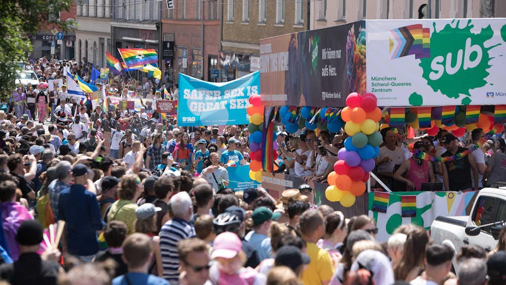 Es wird wieder eng auf den Straßen, wenn 200 Gruppen an Hunderttausenden Zuschauenden vorbeiziehen.