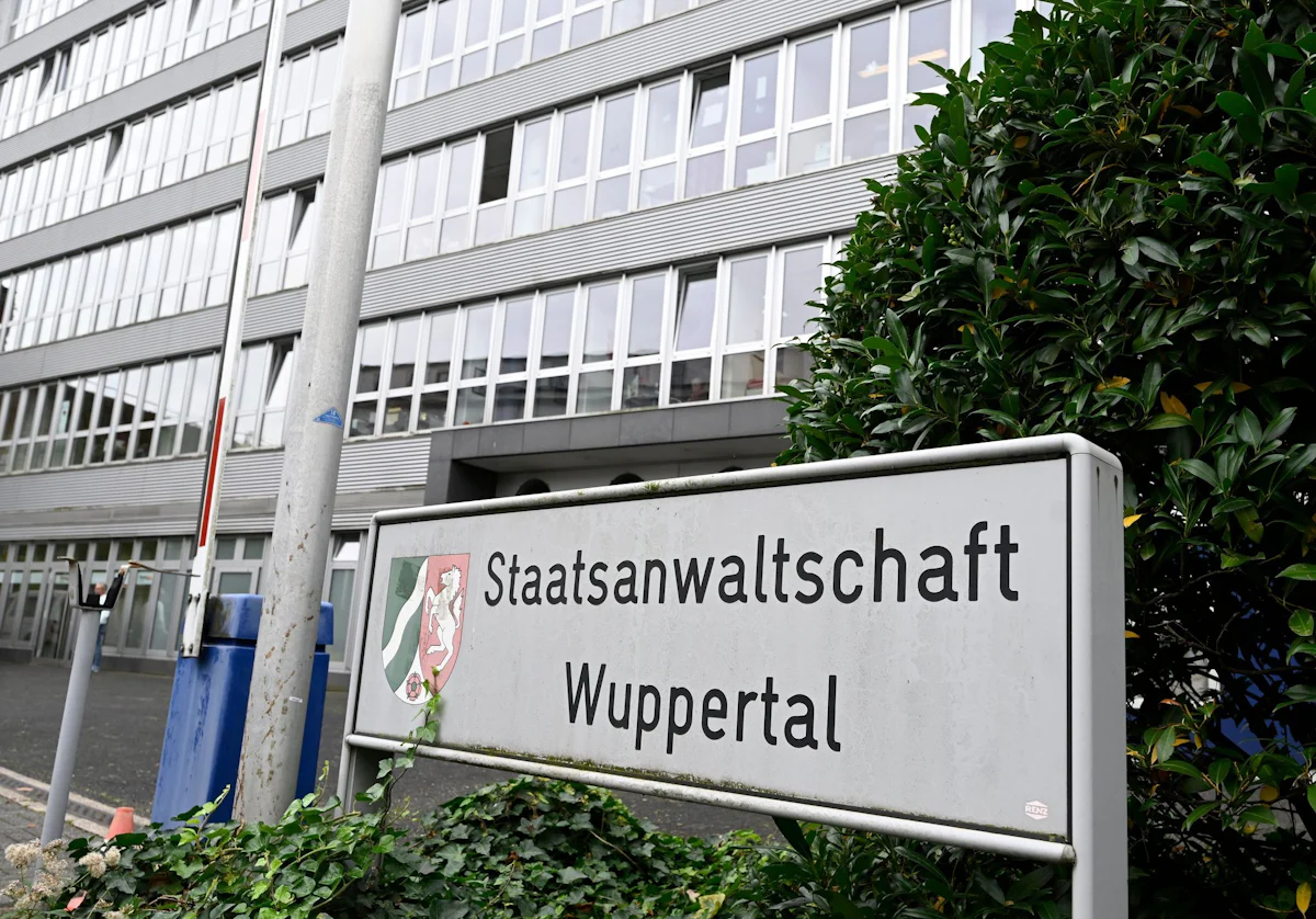 Durchsuchung bei Autofahrer - SEK stößt bei Wohnungsdurchsuchung in Wuppertal auf Waffen - Panorama