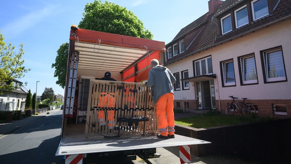 Ein Fahrzeug vom Tiefbauamt der Stadt Hannover steht vor einem Mehrfamilienhaus im Stadtteil Ahlem. © dpa-Bildfunk Foto: Julian Stratenschulte/dpa
