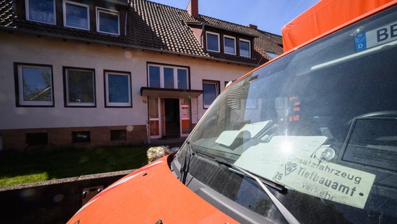 Ein Fahrzeug vom Tiefbauamt der Stadt Hannover steht vor einem Mehrfamilienhaus im Stadtteil Ahlem. © picture alliance/dpa Foto: Julian Stratenschulte