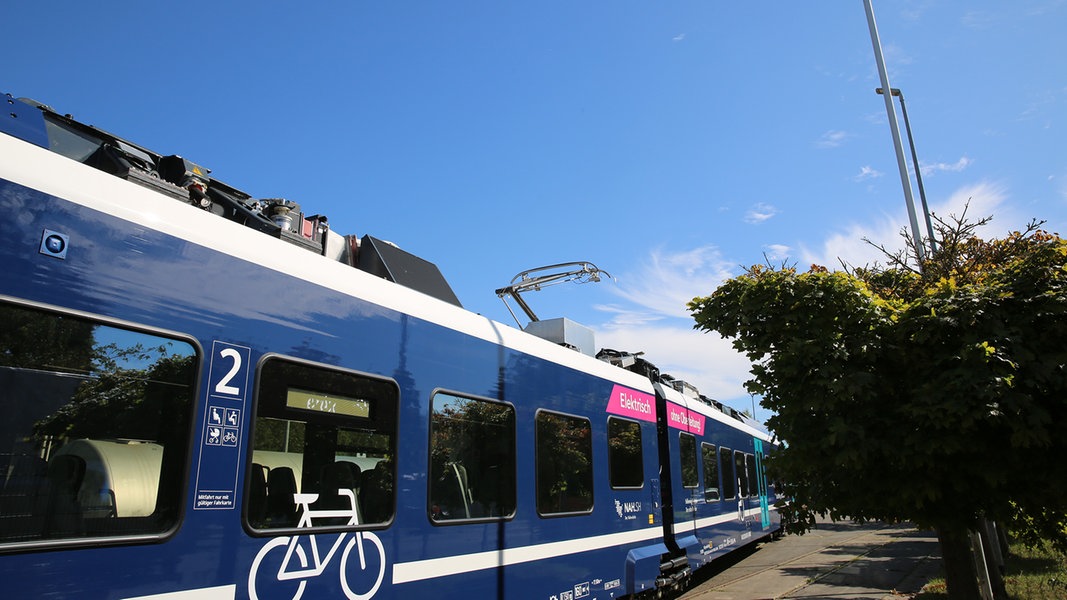 Zug kollidiert mit Auto an Bahnübergang: Gleisabschnitt gesperrt | NDR.de - Nachrichten - Niedersachsen