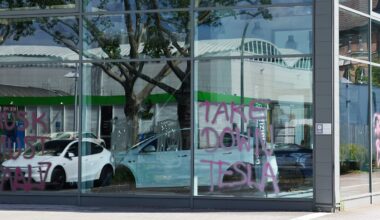 Berlin: Aktivisten beschmieren Tesla-Autohaus an Musks Geburtstag – „Musk must fall“